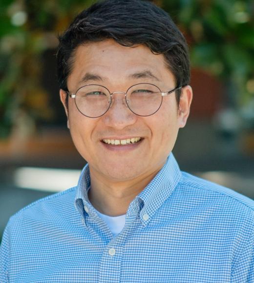 Headshot of Yongsung Lee